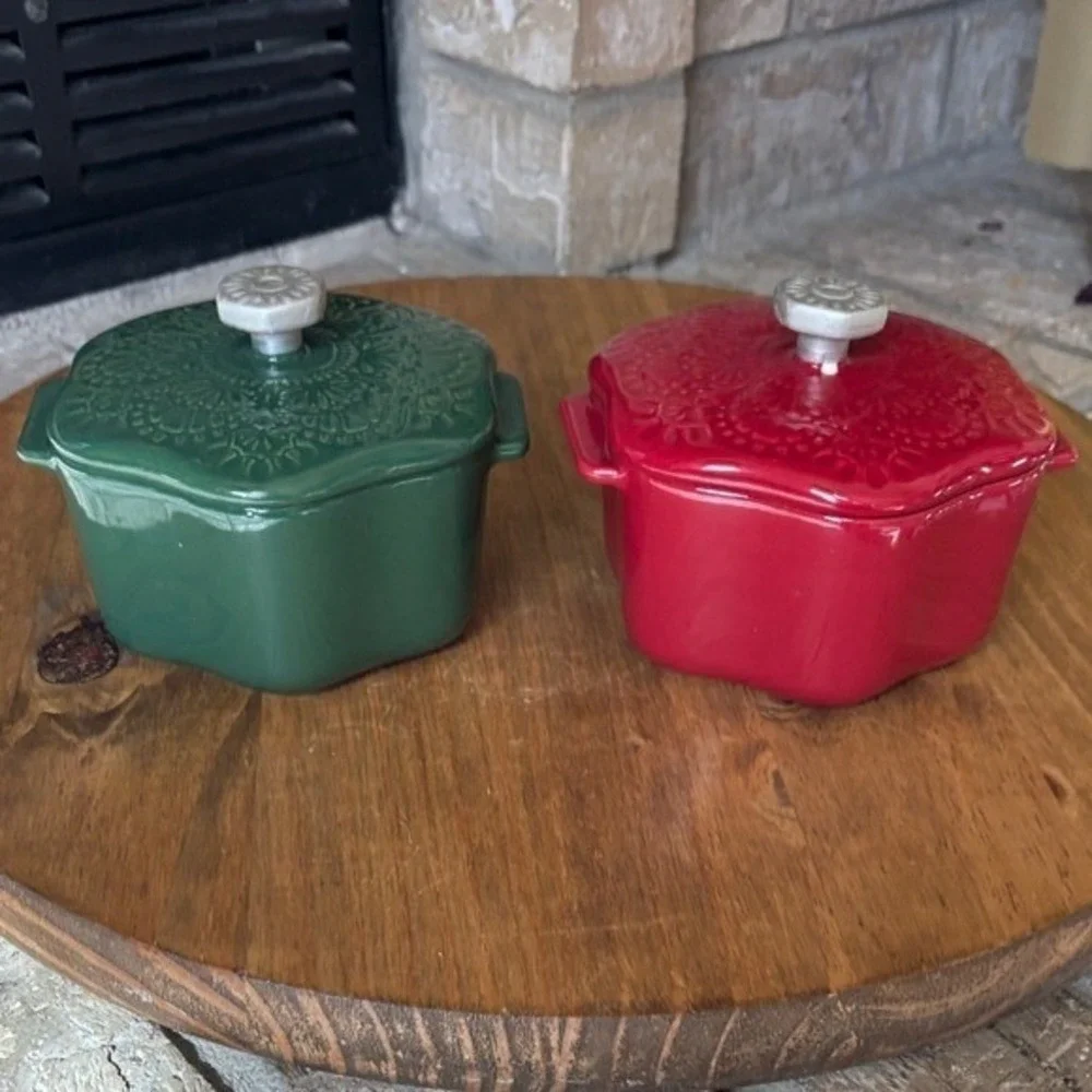 Pioneer Woman Stoneware 2 Cup‎ Snowflake Cocotte Set with Lid, Green & Red